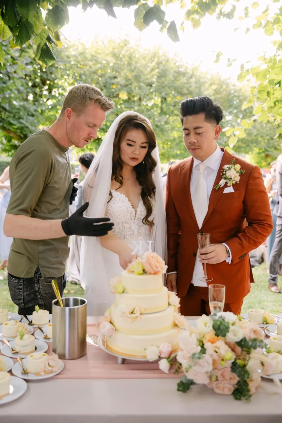 Gijsbert van de Kraats presenting a wedding cake