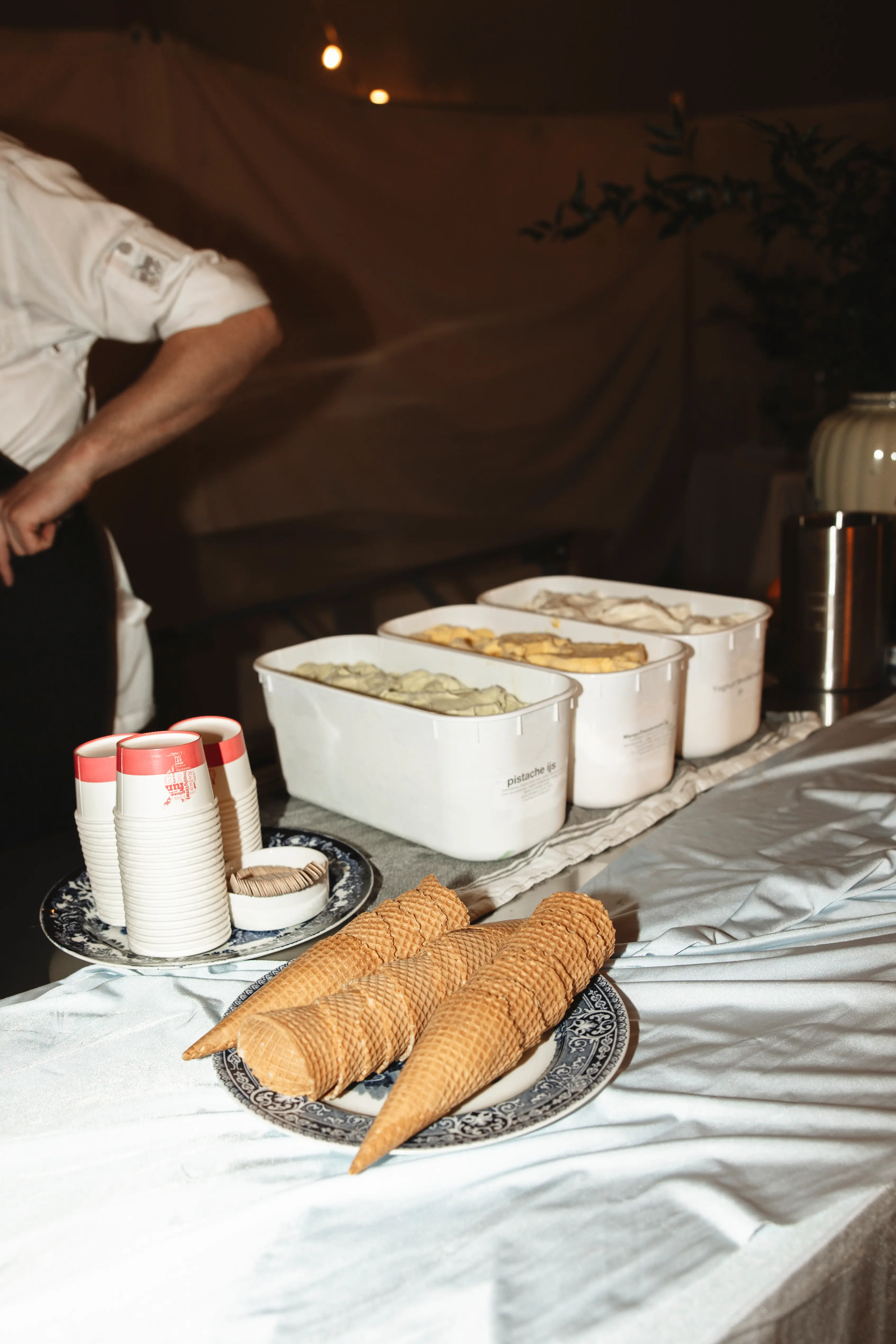 IJs setup met hoorntjes en bakken roomijs