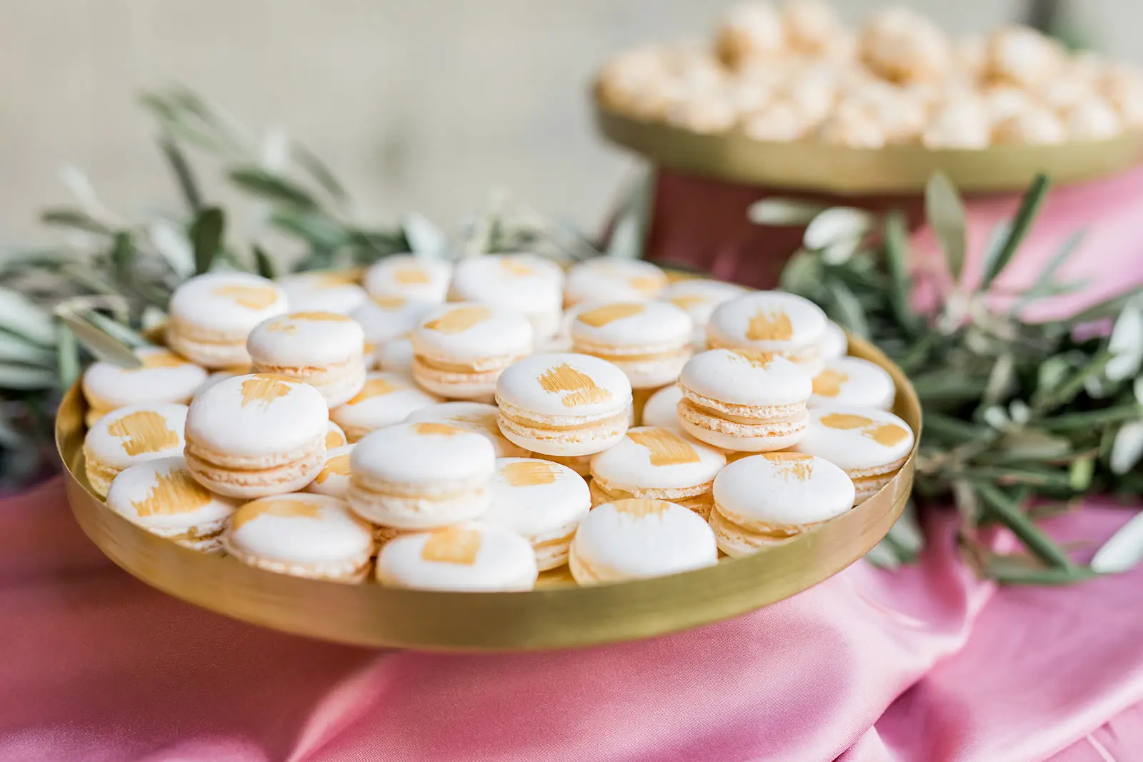 Handgemaakte macarons met gouden accenten